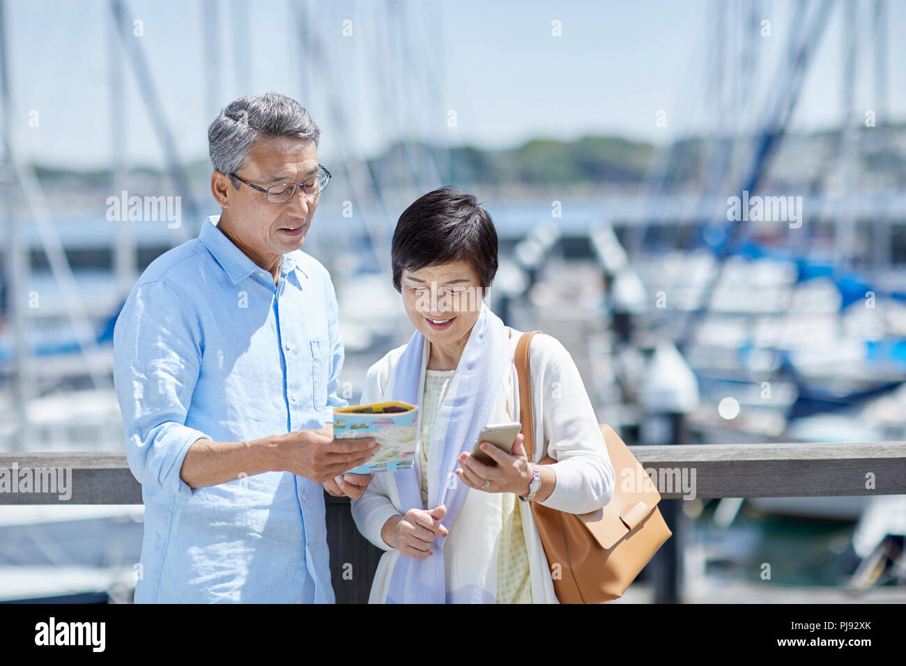 Giapponese coppia senior divertirsi in riva al mare Foto Stock