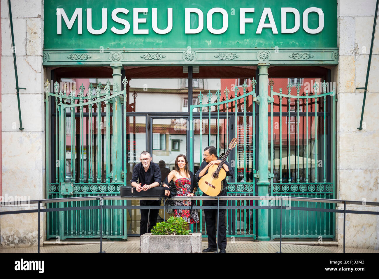 Il portoghese chitarrista, cantante di fado e chitarra acustica lettore nella parte anteriore del Museo Fado a Lisbona, Portogallo Foto Stock