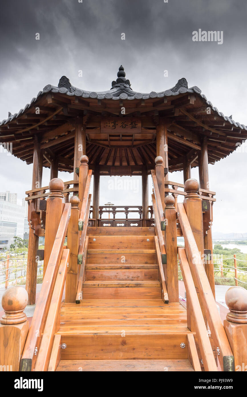 Piccolo padiglione tradizionale fatta di legno di prendere un periodo di riposo, Sejong, Corea Foto Stock