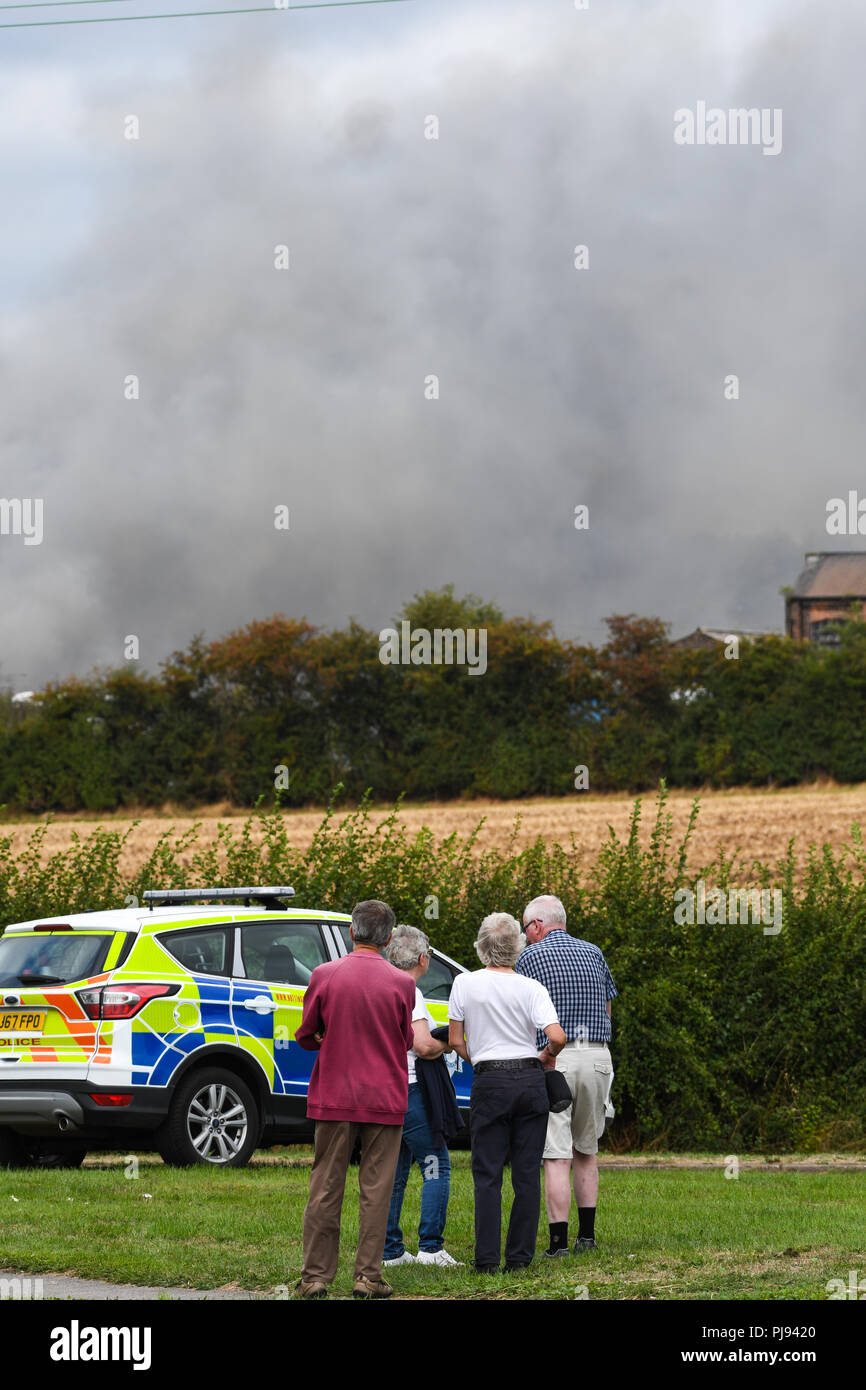 Guardare la gente di un incendio di grandi dimensioni Foto Stock