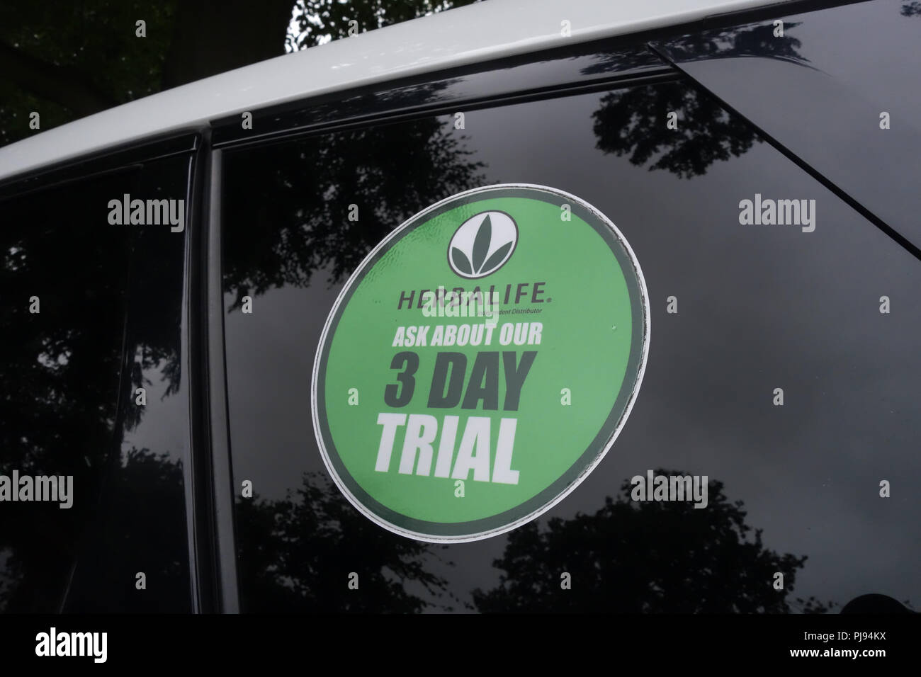 Herbalife 3 giorni di prova offrono un adesivo su una salute Herbalife  Coach Range Rover Evoque scritta auto Foto stock - Alamy