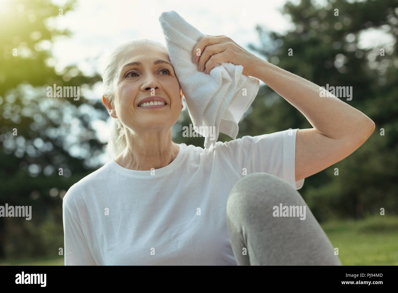 Stanchi ma felici lady rilassante dopo allenamento Foto Stock