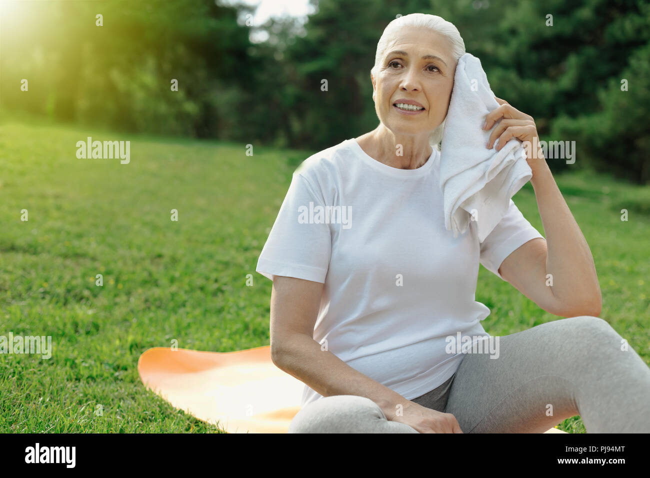 Esaurito donna ritirato la sua ricarica batterie dopo esercizio Foto Stock