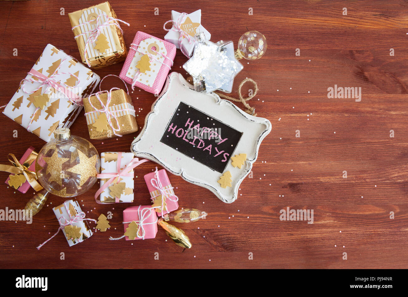 Piccoli regali in festa la confezione regalo per Natale Foto Stock