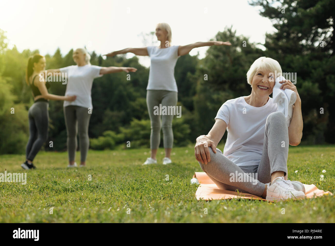 Felice pensionato donna raggiante dopo esercizio all'aperto Foto Stock