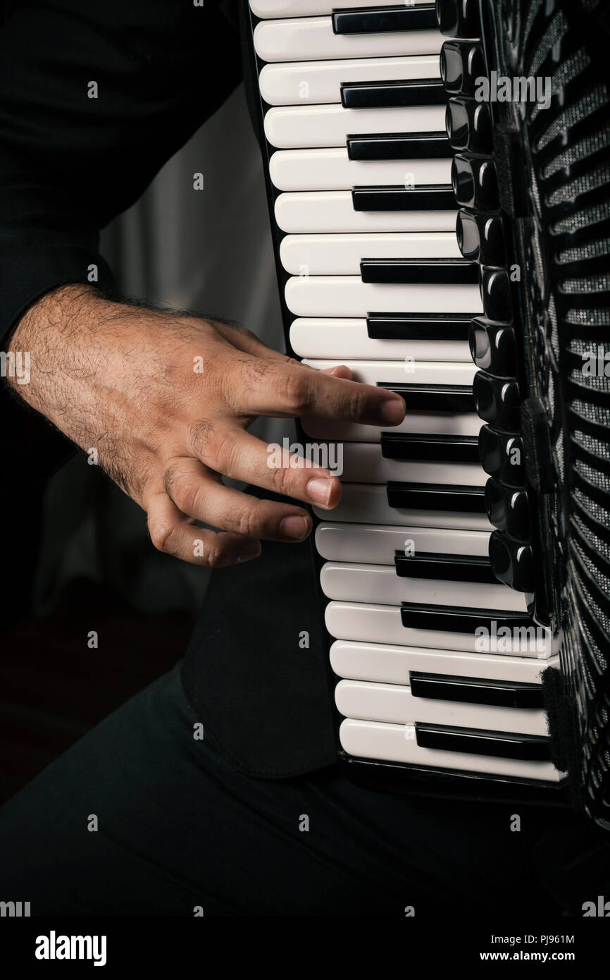 Suonare la fisarmonica immagini e fotografie stock ad alta risoluzione