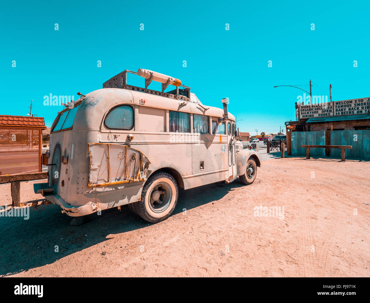 Bus Vintage utilizzato per viaggiare per il mondo a sinistra dietro nel deserto Foto Stock