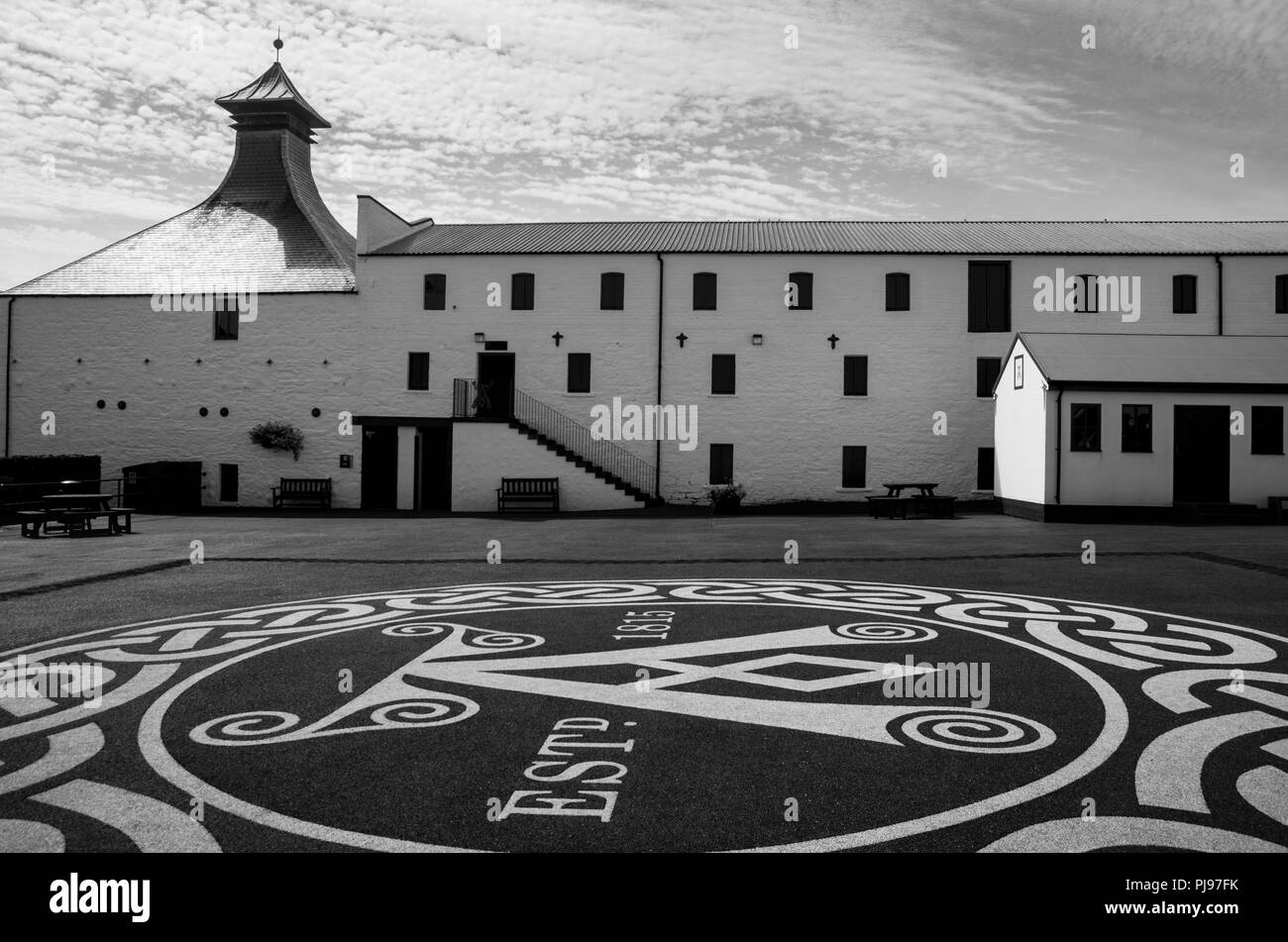 Ardbeg Whisky logo in cortile in distilleria, Islay, Scozia Foto Stock