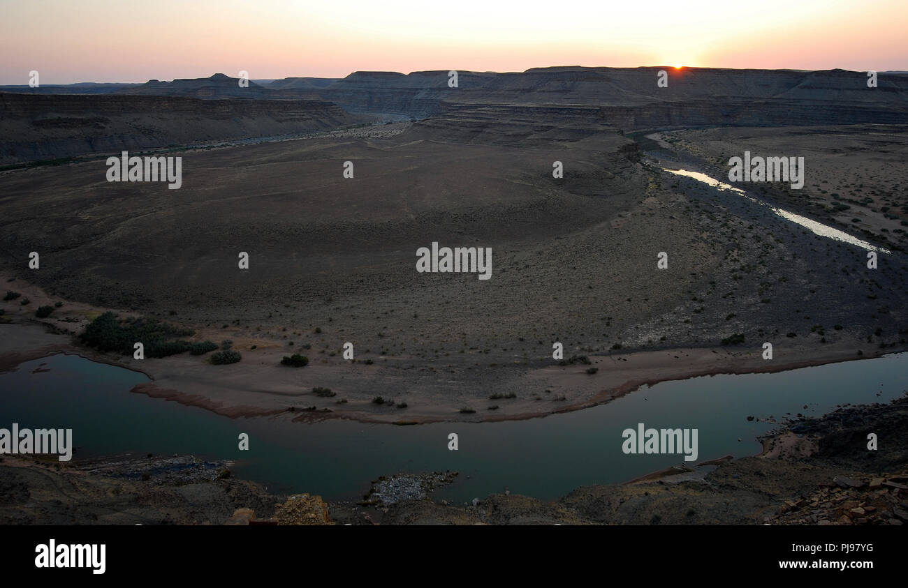 Ampia vista sul fiume orange canyon della Namibia Foto Stock