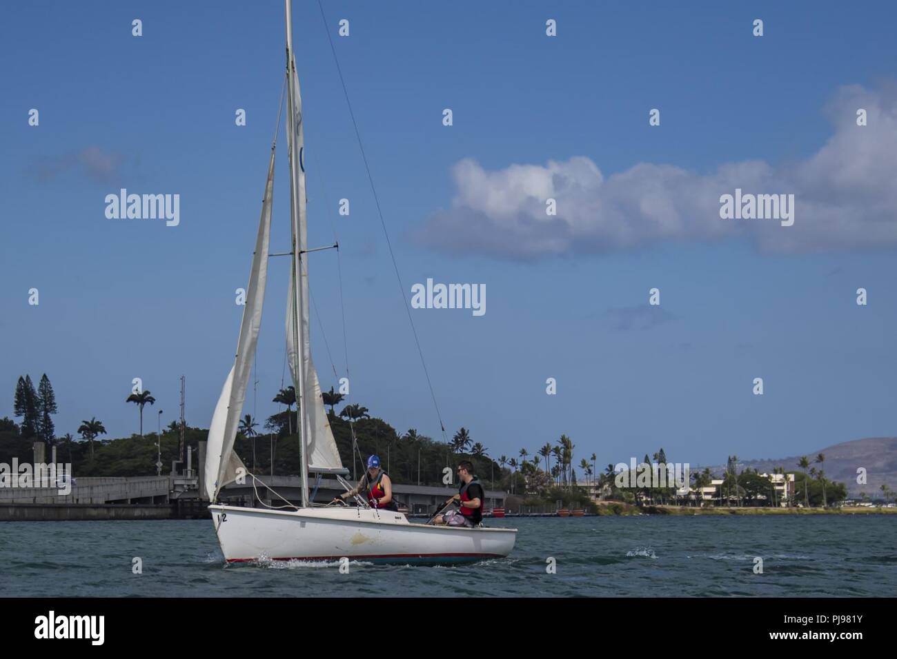 BASE COMUNE DI PEARL HARBOR-HICKAM (Luglio 6, 2018) multinazionale per i partecipanti del cerchio del Pacifico 2018 esercizio competere in una barca a vela regata svoltasi presso il porto di perla Yacht Club in Hawaii, il 6 luglio. Venticinque nazioni, 46 navi, cinque sommergibili, circa 200 aerei, e 25.000 personale partecipano RIMPAC dal 27 giugno al 2 agosto in e intorno alle Isole Hawaii e la California del Sud. Il più grande del mondo marittimo internazionale esercitazione RIMPAC offre una singolare opportunità di formazione promuovendo e sostenendo le relazioni cooperative tra i partecipanti sono fondamentali per garantire th Foto Stock