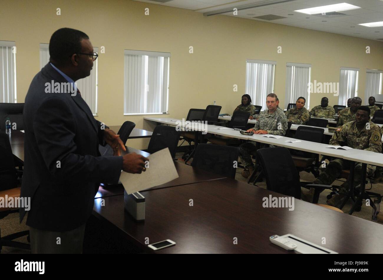 Virgin Islands National Guard pensionati Chief Warrant Officer 5 Dennis Howell spiega l importanza di essere un mandato ufficiale per i potenziali candidati nel corso di un mandato ufficiale simposio tenutosi a forza comune sede luglio 7. L'esercito mandato Officer Corps celebra il suo centenario questo mese. Foto Stock