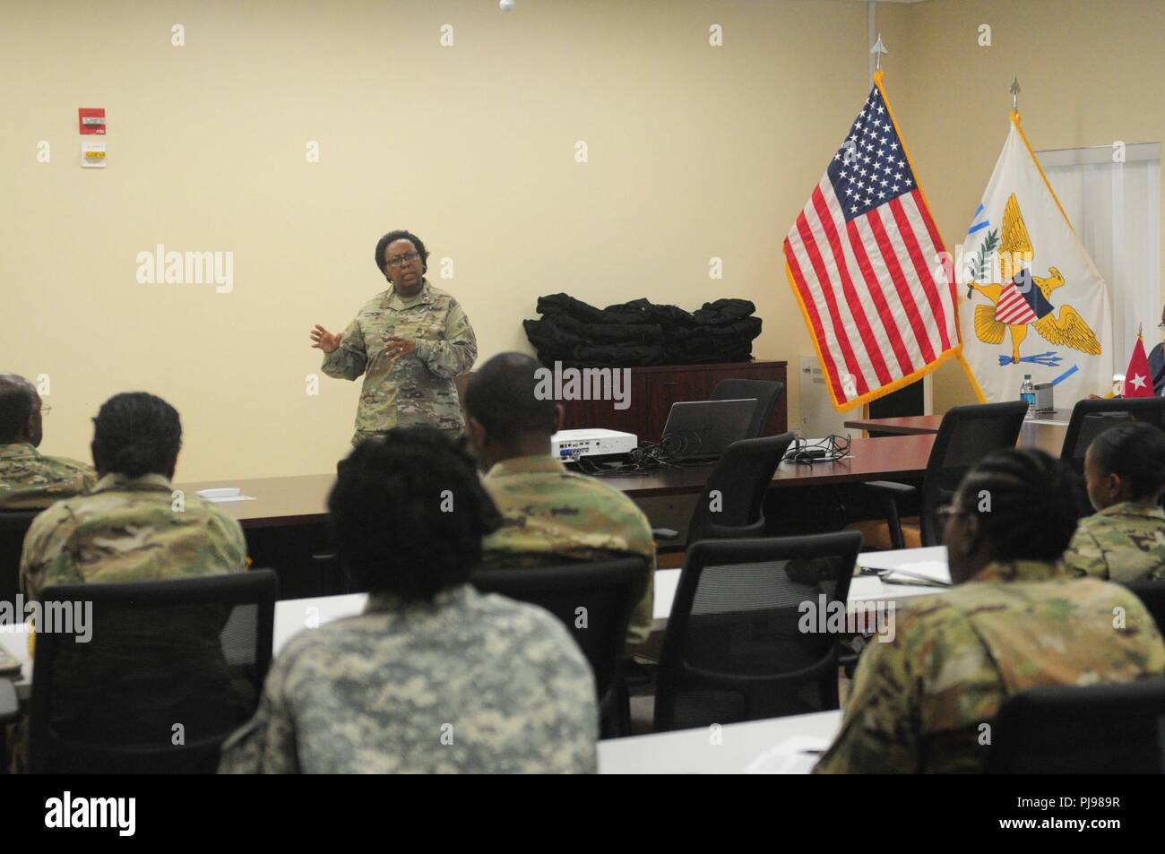 Virgin Islands National Guard aiutante generale, Briga. Gen. Deborah Howell indirizzi dai soldati durante un mandato ufficiale simposio tenutosi a forza comune sede luglio 7. La manifestazione è stata organizzata per celebrare il centenario dell'esercito mandato corpi ufficiali. Foto Stock