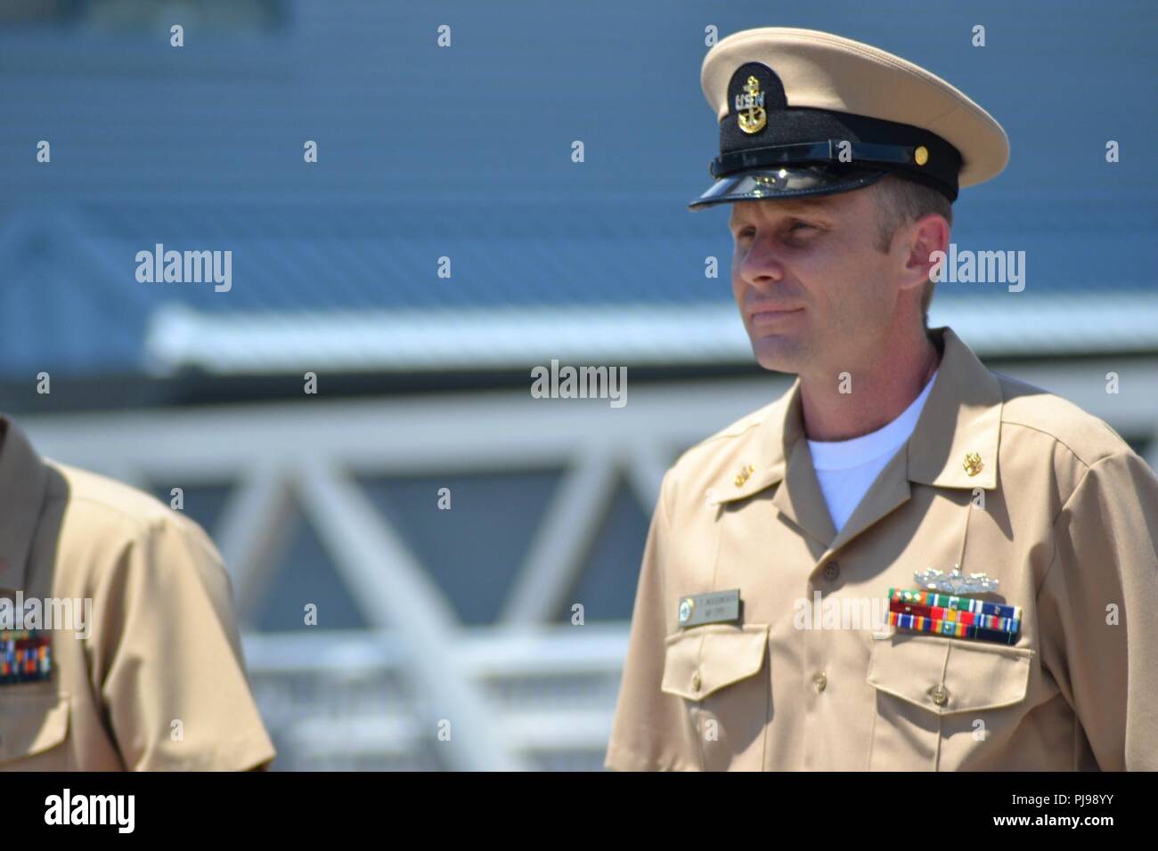 GSMC(SW) Evan T. Woodworth, dall'USS Vella Gulf, CG-72, si trova davanti a una formazione di marinai a bordo della USS Wisconsin, BB-64 durante una ri-arruolamento cerimonia. La USS Wisconsin è una nave museo, ormeggiata accanto all'Hampton Roads Museo Navale in Downtown Norfolk, Virginia. Il museo è in grado di ospitare la ri-enlistments, promozioni, pensionamenti e associati cerimonie militari a bordo della USS Wisconsin e nel museo di gallerie gratuitamente; contattare Tom Dandes, eventi speciali coordinatore Thomas.Dandes@navy.mil o (757) 322-3106. Foto Stock