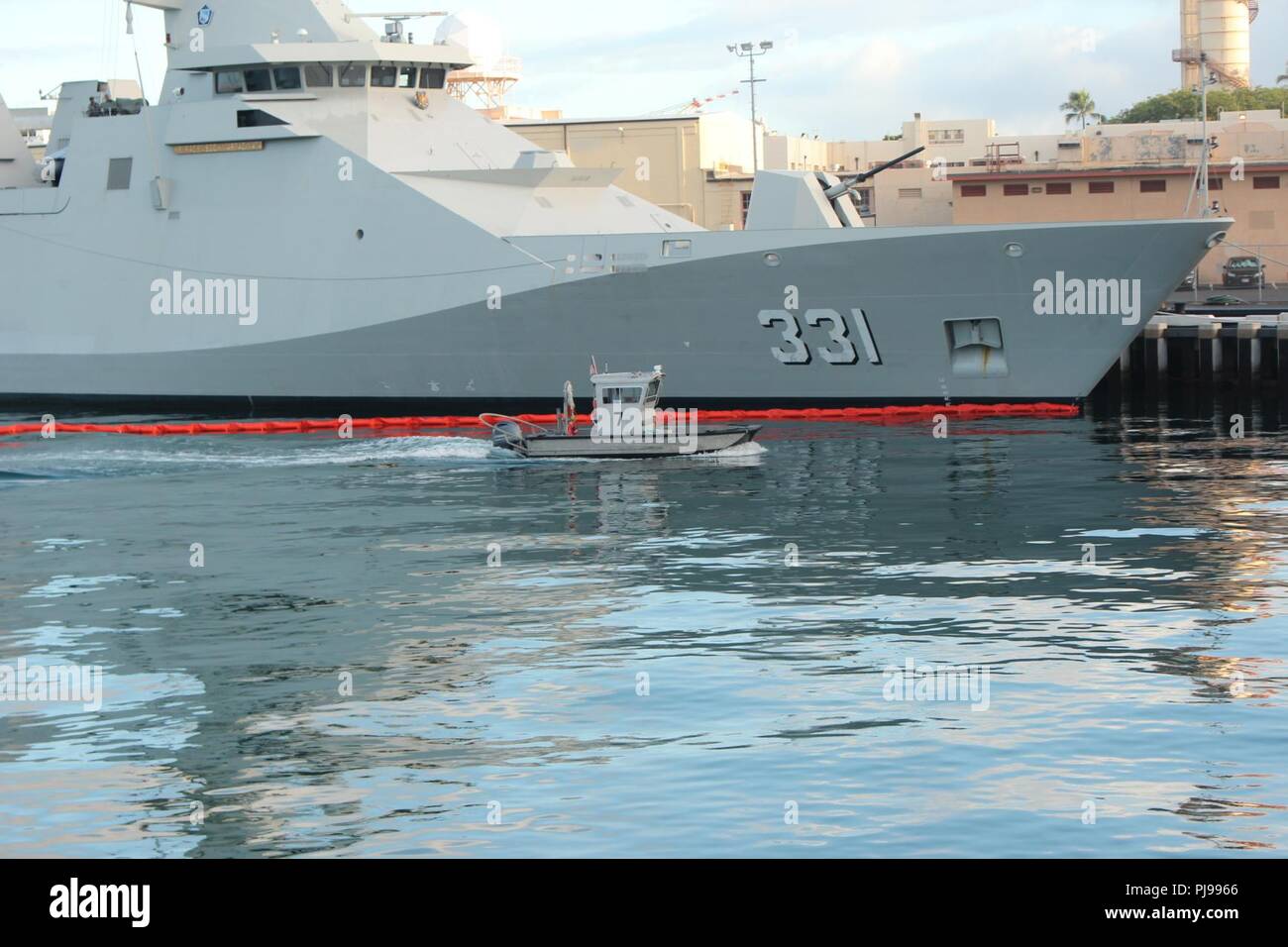 BASE COMUNE DI PEARL HARBOR-HICKAM, Hawaii (9 luglio 2018) La vista dal Royal New Zealand Navy fregata HMNZS Te Mana (F111) durante la sua partenza per la fase di mare a base comune Harbor-Hickam perla, 9 luglio. Venticinque nazioni, 46 navi, cinque sommergibili, circa 200 aerei, e 25.000 personale partecipano RIMPAC dal 27 giugno al 2 agosto in e intorno alle Isole Hawaii e la California del Sud. Il più grande del mondo marittimo internazionale esercitazione RIMPAC offre una singolare opportunità di formazione promuovendo e sostenendo le relazioni cooperative tra i partecipanti sono fondamentali per garantire th Foto Stock