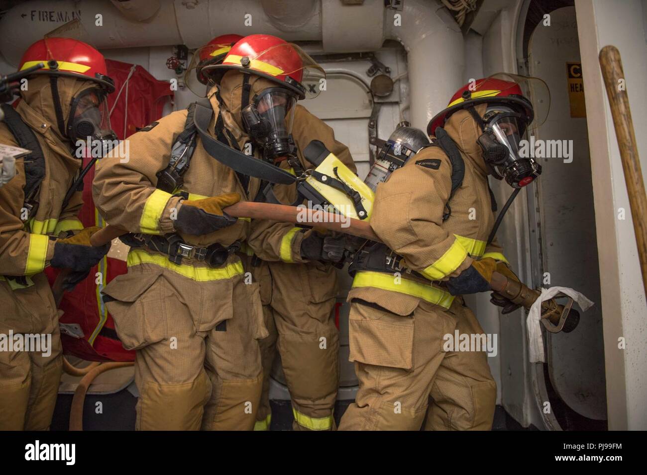 Mar dei Caraibi (7 luglio 2018) i marinai a bordo di Whidbey Island-Class Dock Landing Ship USS Gunston Hall (LSD 44) prepararsi a combattere un incendio simulato durante un quartieri generali trapano. La nave è sul supporto di distribuzione i mari del sud, che è un annuale Distribuzione collaborativa NEGLI STATI UNITI Comando Sud area di responsabilità nel caso in cui un gruppo di attività saranno distribuite a condurre una serie di esercizi e di scambi internazionali per migliorare l'interoperabilità, aumentare la stabilità regionale e creare e mantenere relazioni a livello regionale con i paesi di tutta la regione attraverso il giunto, multinazionale e inter Foto Stock