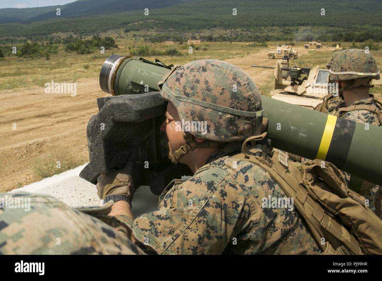 Un U.S. Marine con il Mar Nero La forza di rotazione 18.1 si blocca su un bersaglio usando una MGF-148 Javelin anti-serbatoio lanciamissili durante una distribuzione per esercizio di formazione a Novo Selo Area Formazione, Bulgaria, 5 luglio 2018. Marines con armi Company, 1° Battaglione, 6° Reggimento Marine effettuato cinque giorni di live-fire gamme, rafforzando le loro capacità operative. Foto Stock