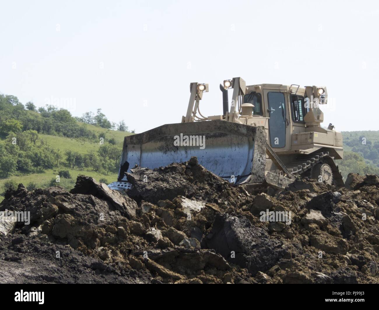 Stati Uniti Esercito si riserva Spc. Justin Langley, una costruzione orizzontale tecnico assegnato all'Ingegnere 961st società, utilizza un D8 Bulldozer per creare un berm per la "V" fosso per i miglioramenti di drenaggio di Mad strada durante la risoluta Castello 2018 presso il Comune di Centro Nazionale di Allenamento, Cincu, Romania, Luglio 6, 2018. La 961st EN Co. ha collaborato con il rumeno forze terrestri per migliorare il drenaggio su Mad strada durante la quarta rotazione di RC18. Foto Stock