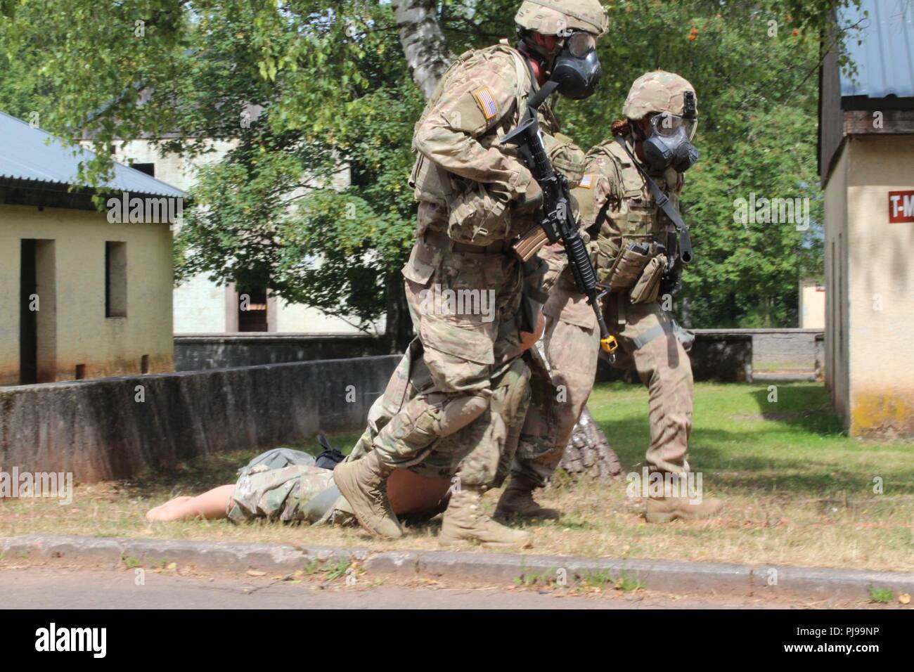 Sgt. Nelson Goehle, xviii militari di polizia e dei Vigili del Fuoco e Sgt. Shuntaneque Greenwald, U.S. Esercito Brigata NATO, evacuare una simulazione di incidente per la sicurezza durante il XXI teatro il supporto del comando di formazione situazionale esercizio di Baumholder, in Germania il 9 luglio. E Goehle Greenwald insieme ad altri 16 concorrenti erano con il compito di eludere diretta e indiretta di incendio ed Evacuazione feriti durante la corsia di STX. Foto Stock