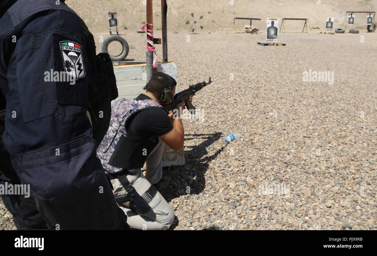 Un iracheno gli stati con la polizia federale degli incendi il suo AK47 fucile durante un'esercitazione a fuoco a Camp Dublin, Iraq, Luglio 9, 2018. Le forze di sicurezza irachene hanno compiuto grandi passi per diventare un capace, professionale e militare credibile, come la vittoria su ISIS ha mostrato. Foto Stock
