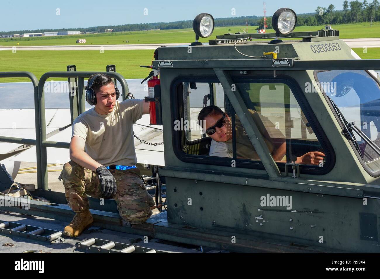 Stati Uniti Air Force di logistica e di personale assegnato alla contingenza 621st ala risposta dal giunto di baseGuire-Dix Mc-Lakehurst, New Jersey, il supporto del carico di attrezzature e materiale rotabile cargo su un contratto Boeing 747 aereo di linea a McEntire comune di Guardia Nazionale Base, South Carolina, Luglio 9, 2018. La Carolina del Sud Air National Guard's 169Fighter Wing è la distribuzione di quasi 300 aviatori e circa una dozzina di F-16 Blocco 52 Fighting Falcon jet da combattimento per l'aria 407 Gruppo Expeditionary nel sud-ovest Asia a sostegno di un'Aria forza expeditionary rotazione. Foto Stock