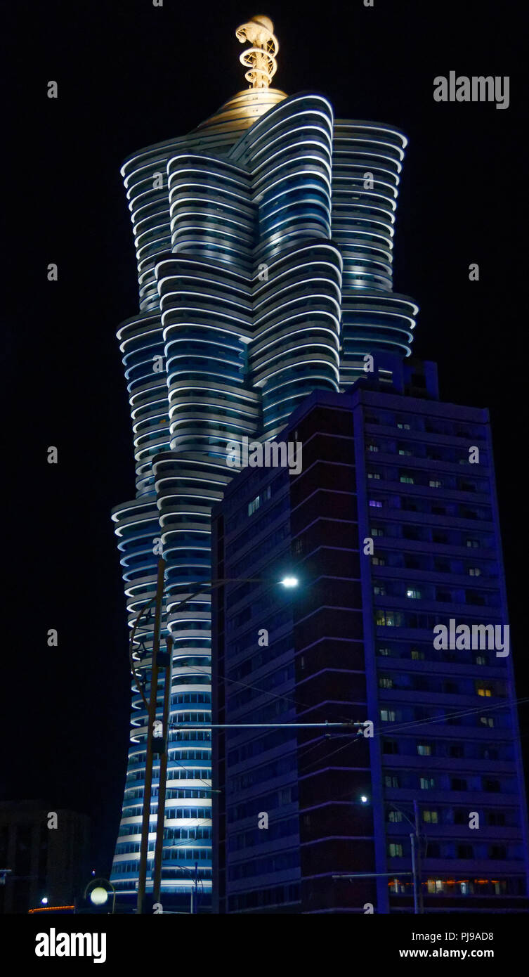 Il Unha Torre. Gli scienziati Mirae Street, Pyongyang Corea del Nord, illuminata di notte Foto Stock