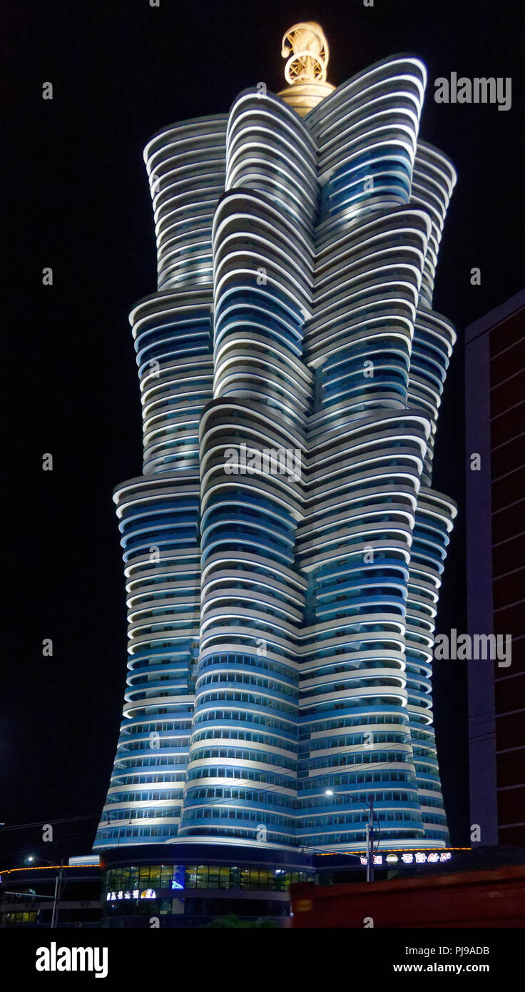 Il Unha Torre. Gli scienziati Mirae Street, Pyongyang Corea del Nord, illuminata di notte Foto Stock