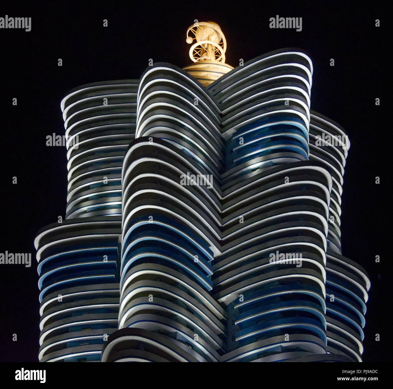 Il Unha Torre. Gli scienziati Mirae Street, Pyongyang Corea del Nord, illuminata di notte Foto Stock