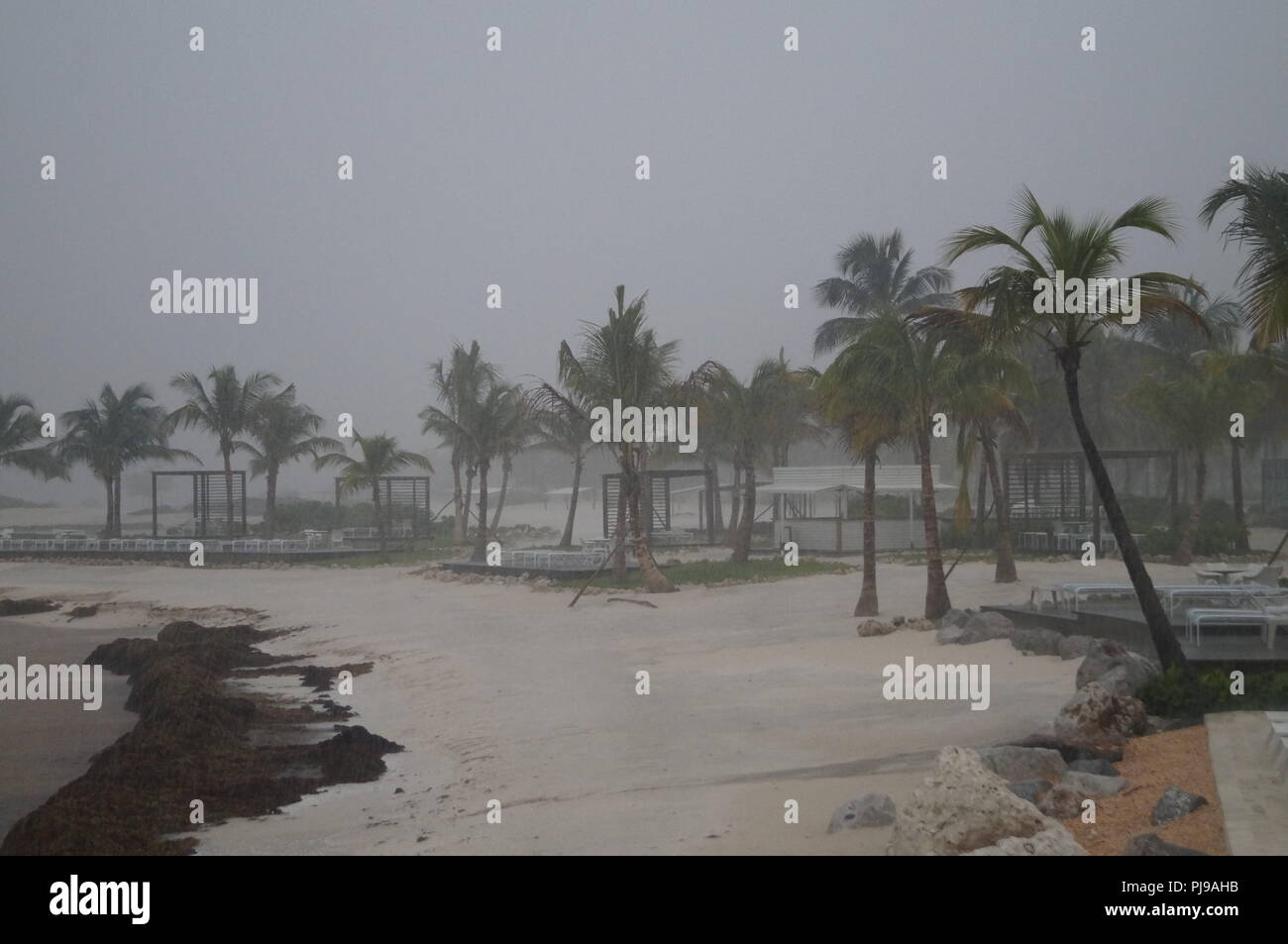 Giorno di pioggia in una spiaggia su un isola dei Caraibi durante la stagione di tempesta (estate) Foto Stock