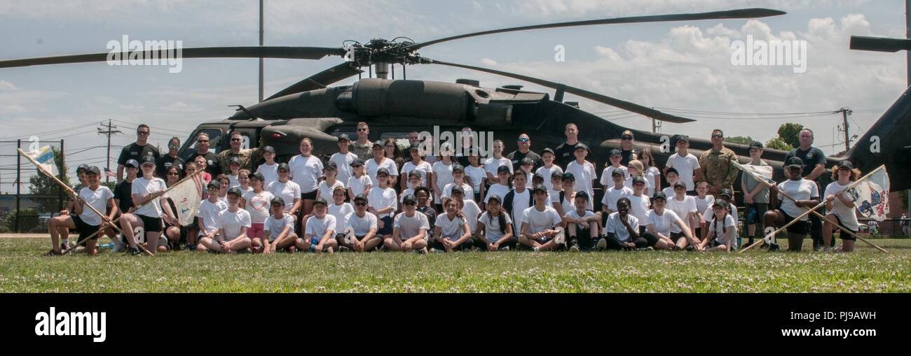 BOSTON - Cadetti e istruttori di Everett Junior Accademia di polizia pongono di fronte a Massachusetts National Guard UH-60 Blackhawk a Everett, Massachusetts il 11 luglio 2018. Guardie erano a portata di mano per rispondere alle domande e di mostrare il velivolo. (Massachusetts National Guard Foto Stock