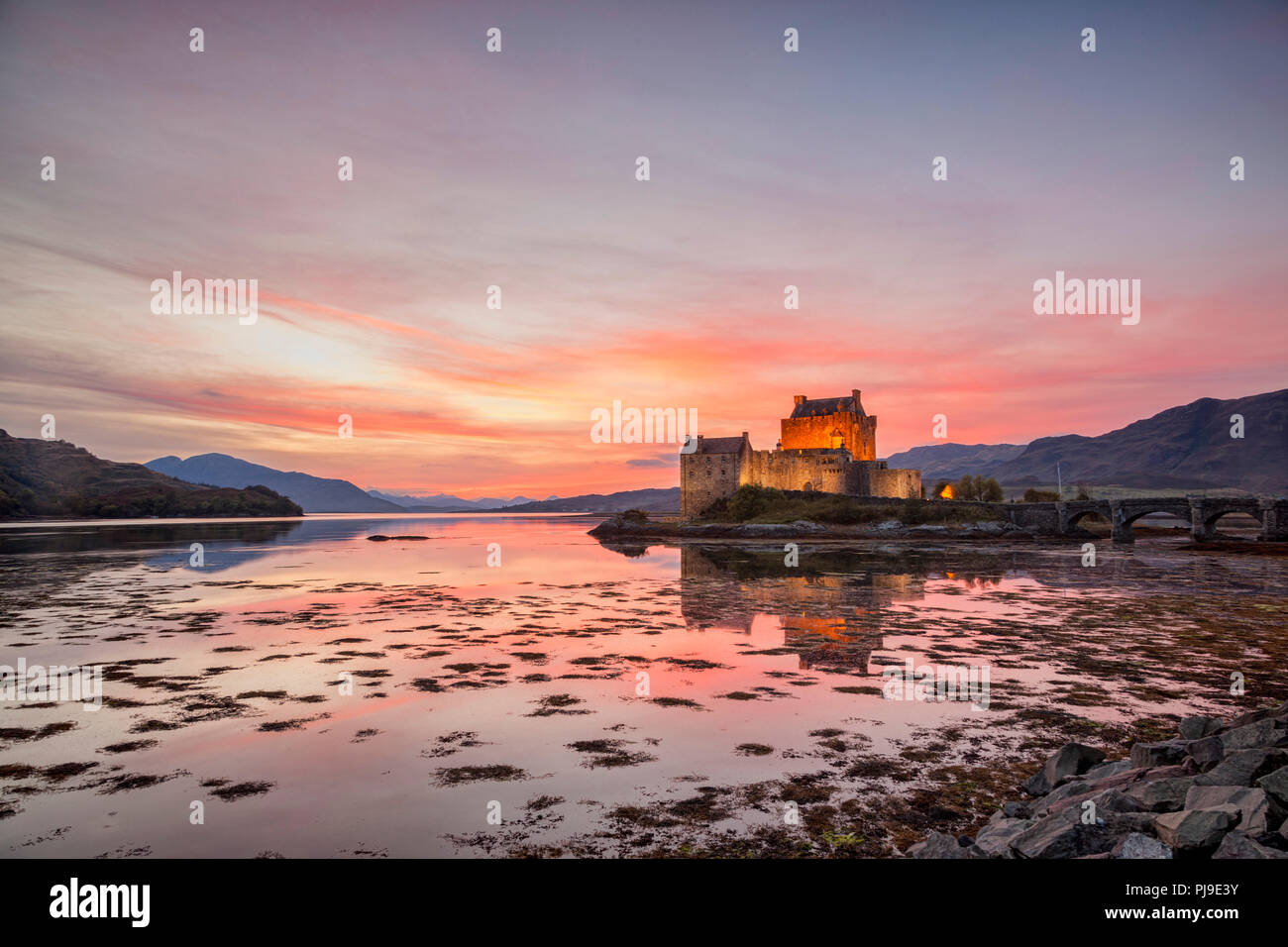 Eilean Donan Castle accesa al crepuscolo, Highland, Scotland, Regno Unito Foto Stock