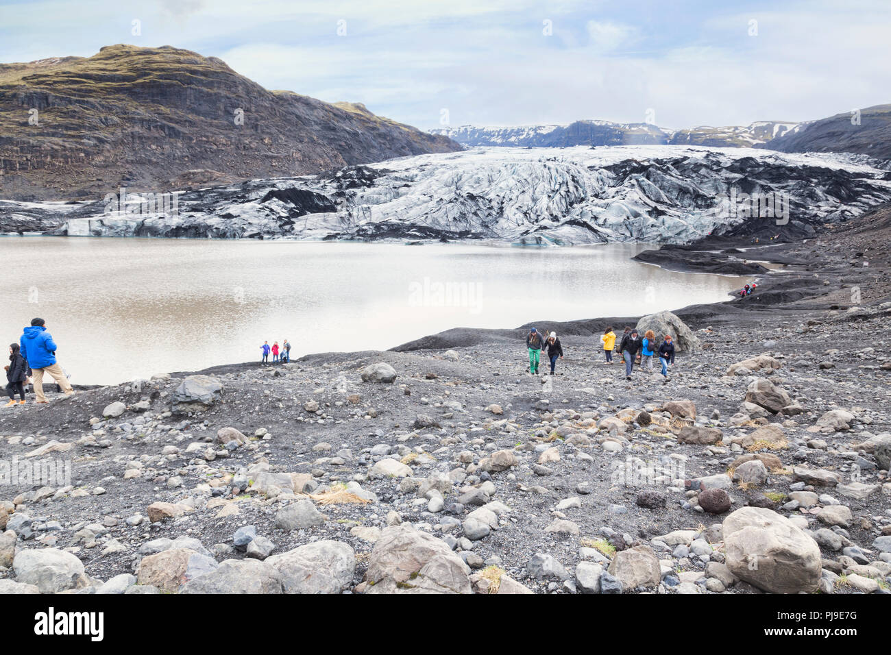 21 Aprile 2018: Sud Islanda - i turisti al ghiacciaio Solheimajokull linguetta e il lago glaciale. Foto Stock