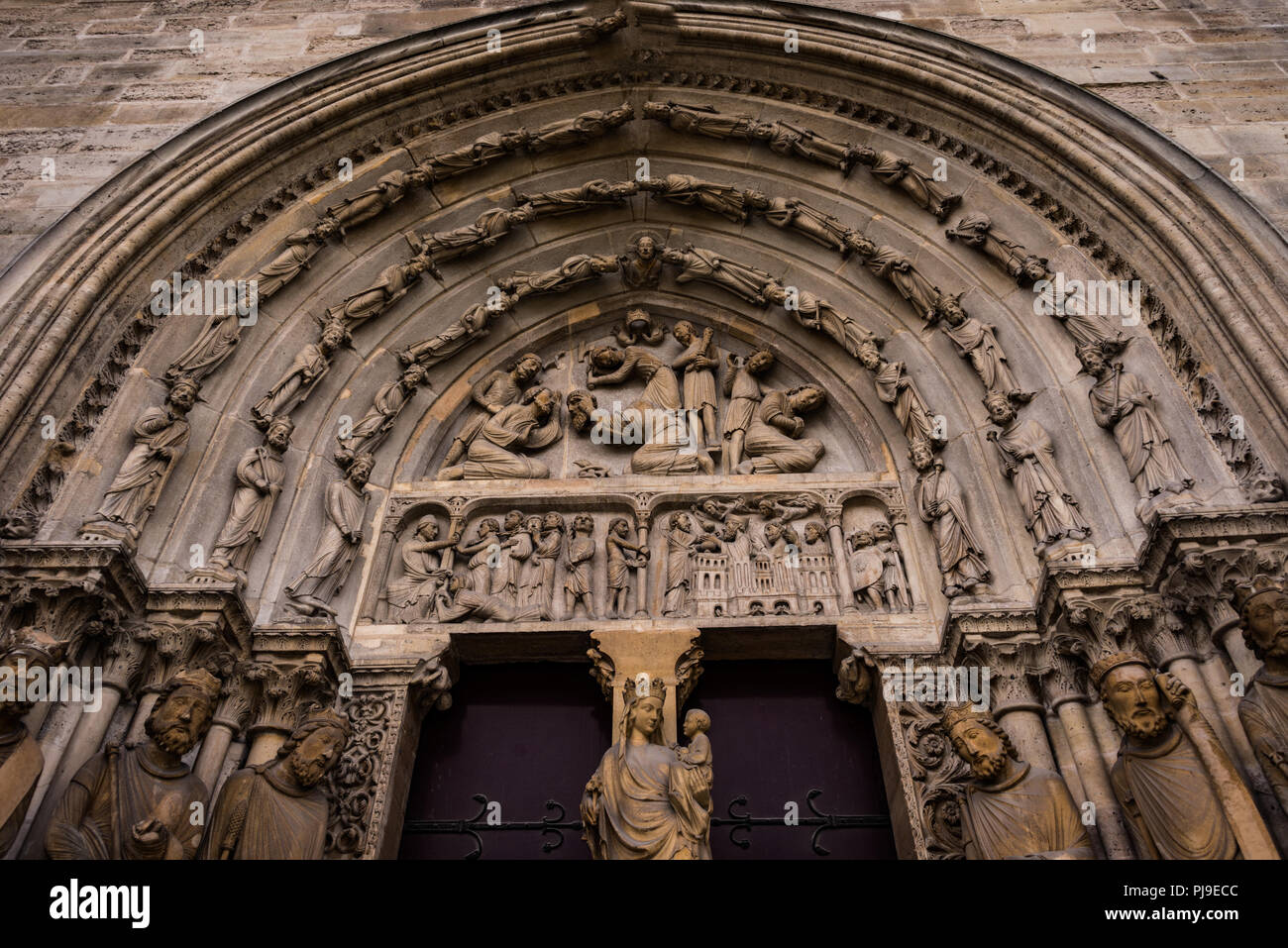 L'ingresso alla Basilica di Saint-Denis nella periferia di Parigi, Francia Foto Stock
