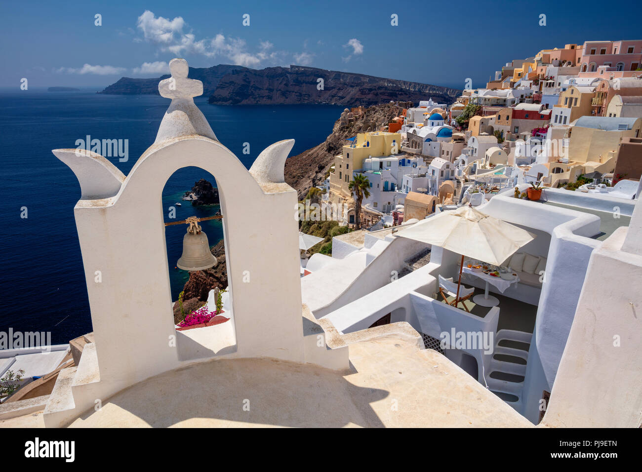 Immagine delle cicladi famoso villaggio di Oia situato all' isola di Santorini, Egeo Meridionale, Grecia. Foto Stock