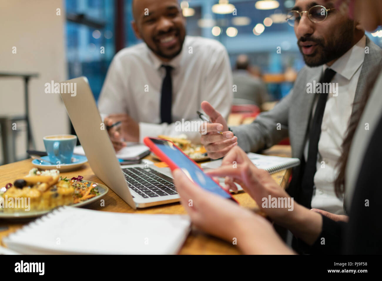 La gente di affari che lavorano in cafe Foto Stock