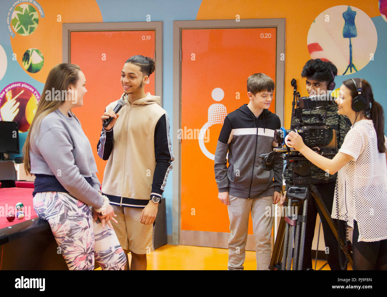 Gli adolescenti con videocamera e microfono vlogging Foto Stock