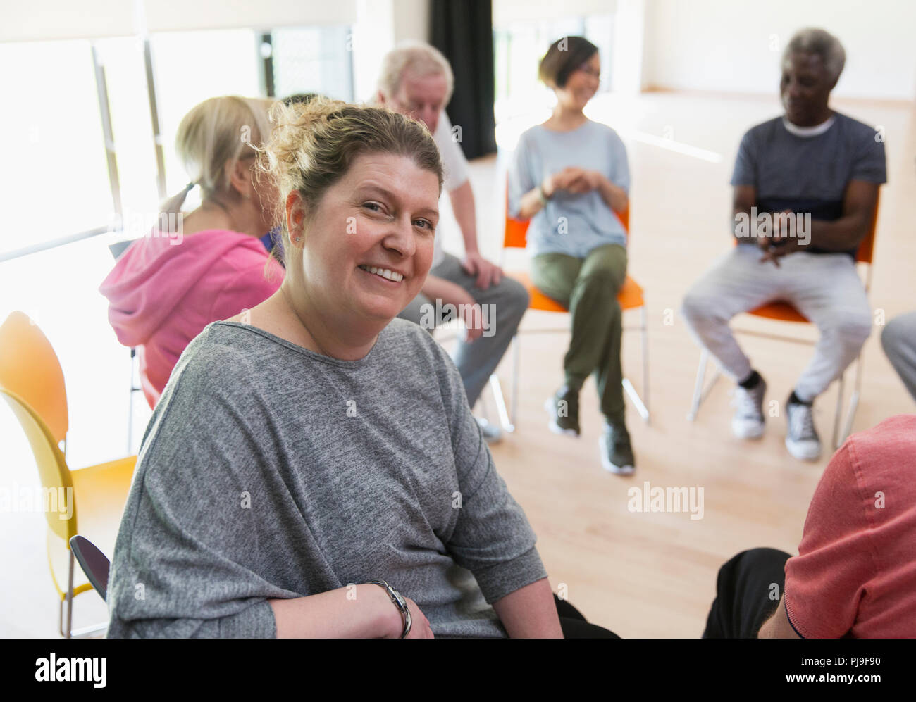 Ritratto sorridente istruttore attivo leader senior classe di esercizio Foto Stock