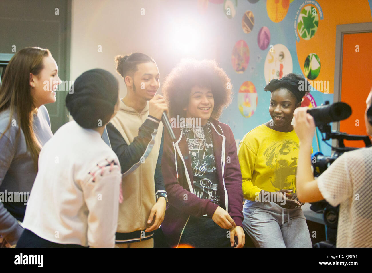 Gli adolescenti con la telecamera video vlogging Foto Stock