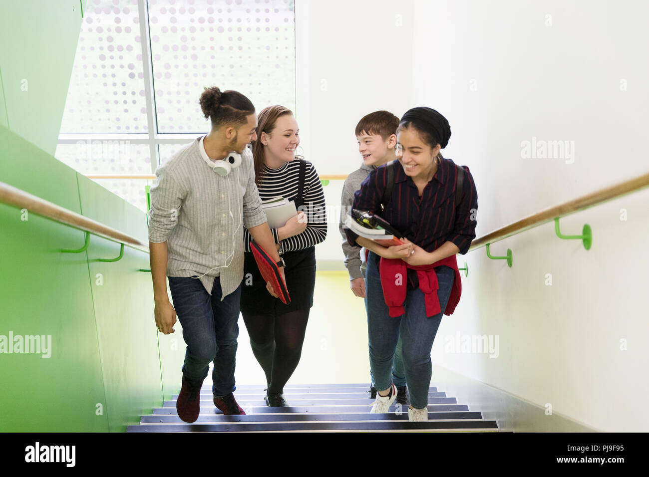 Alta scuola ragazze scale ascendente Foto Stock