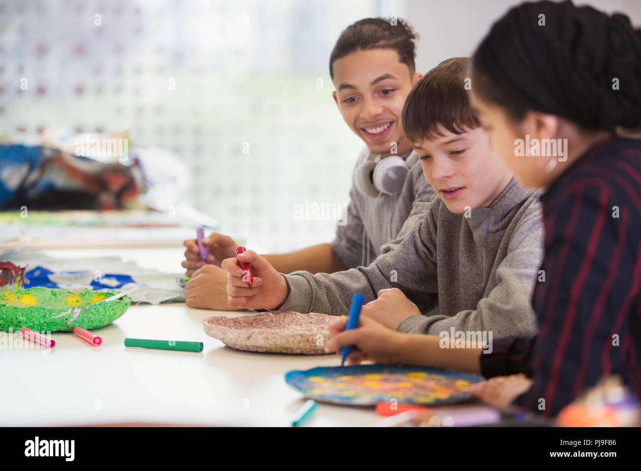 Gli studenti delle scuole superiori di fare arti e mestieri Foto Stock