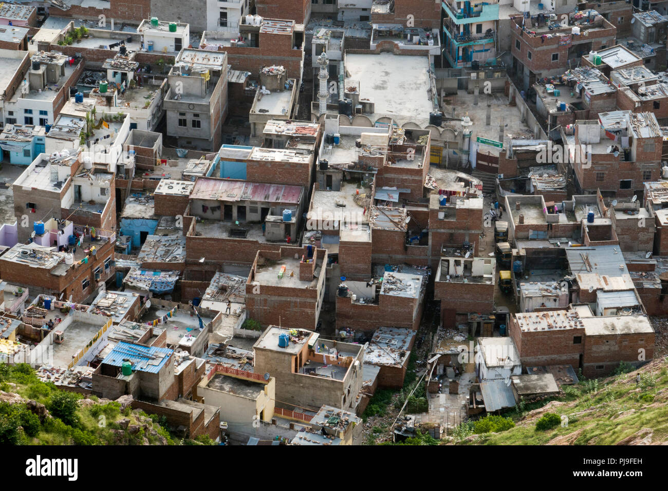 Delle baraccopoli alla base sui monti Aravalli a Jaipur, Rajasthan, India Foto Stock