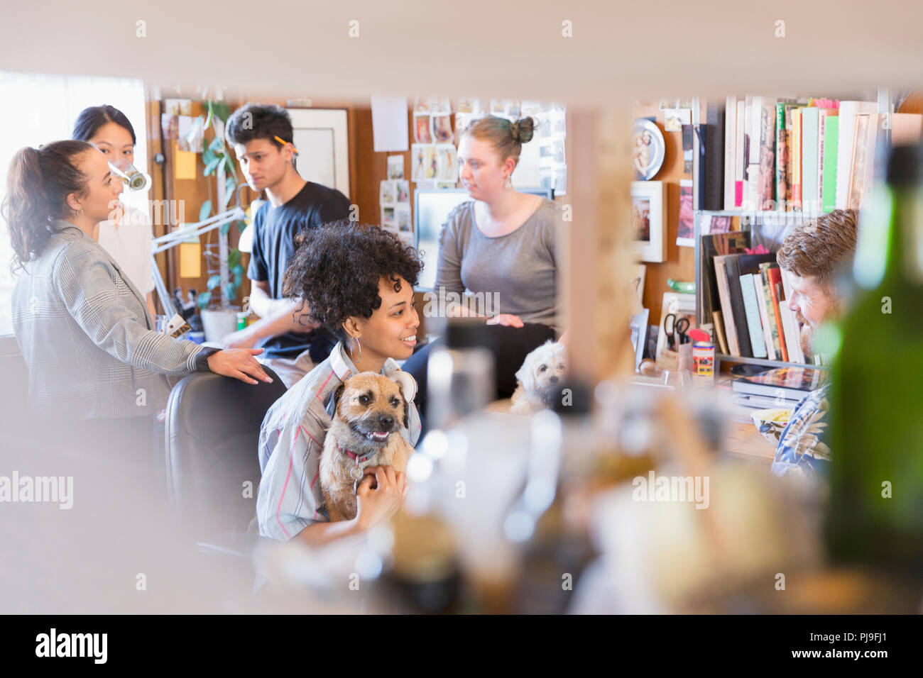 Il creativo con i cani in ufficio Foto Stock