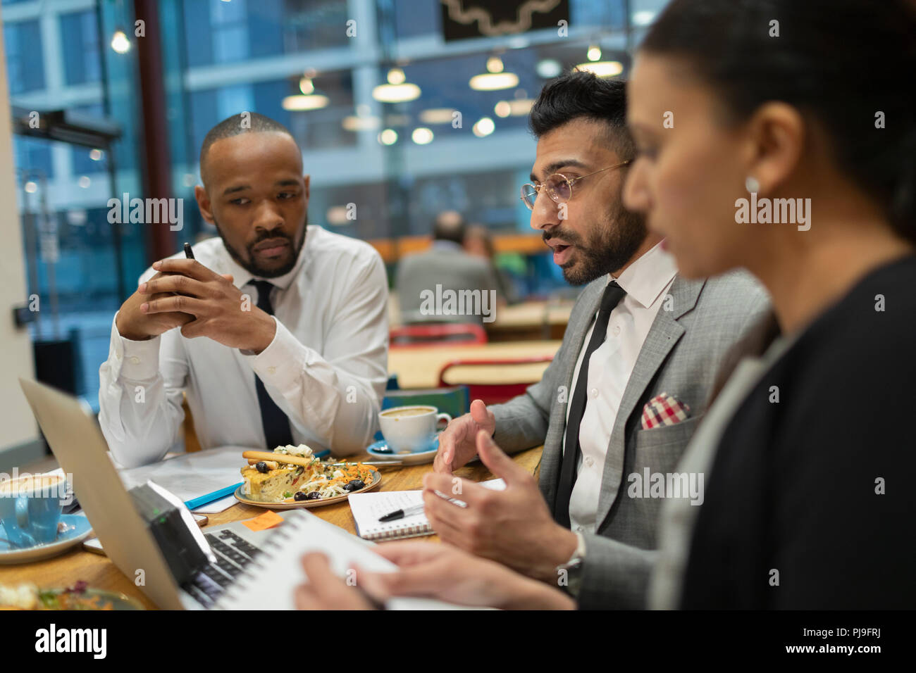 La gente di affari sale riunioni, lavorando in cafe Foto Stock