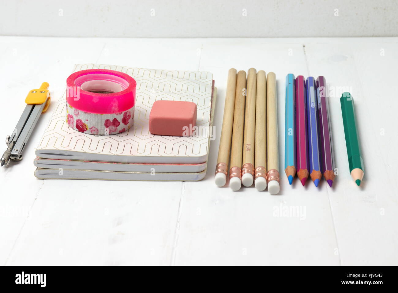 Si torna a scuola - Cancelleria - Notebook, matite, nastri di gomma, matite colorate Foto Stock