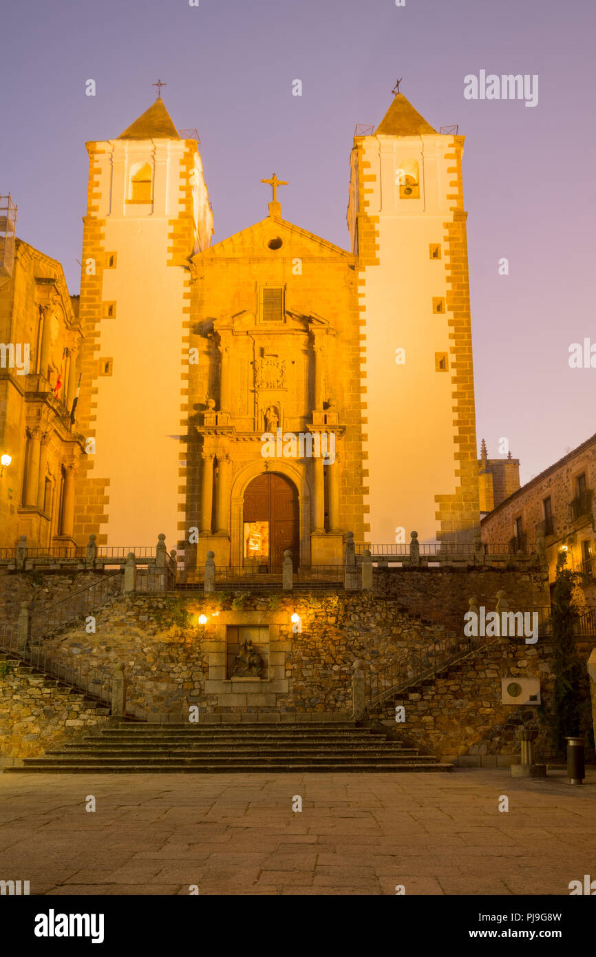 Vista al tramonto della chiesa di San Francisco Javier a Caceres, Estremadura, Spagna Foto Stock