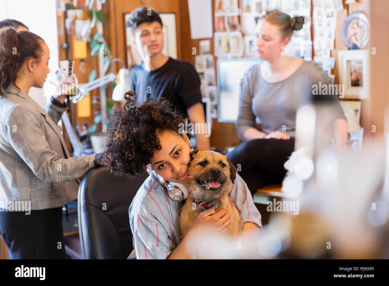 Ritratto femminile creative designer con il cane in ufficio Foto Stock