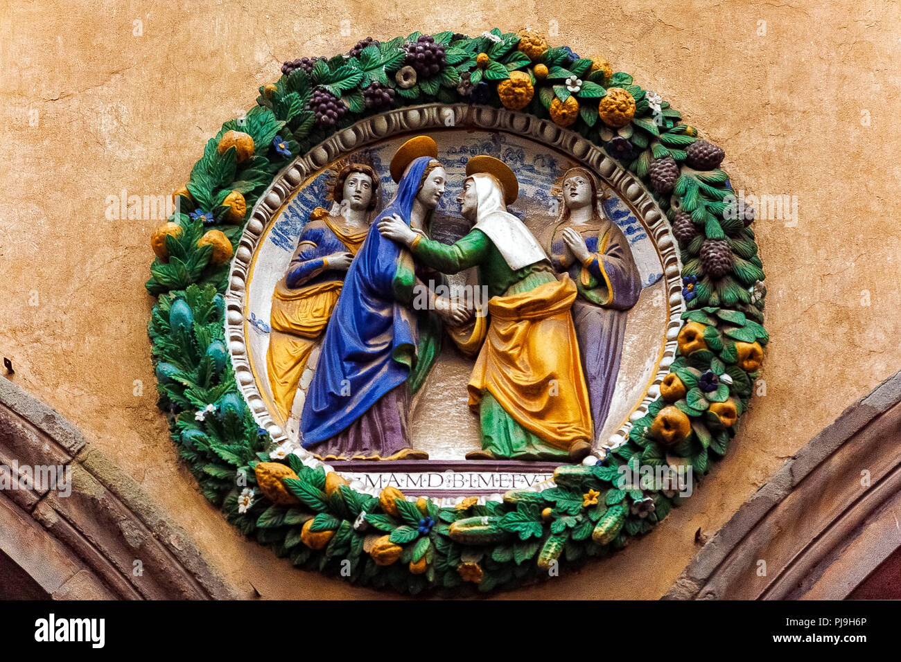 Italia Toscana Pistoia: Ospedale del Ceppo: terracotta invetriata decorazioni da Giovanni Della Robbia Foto Stock