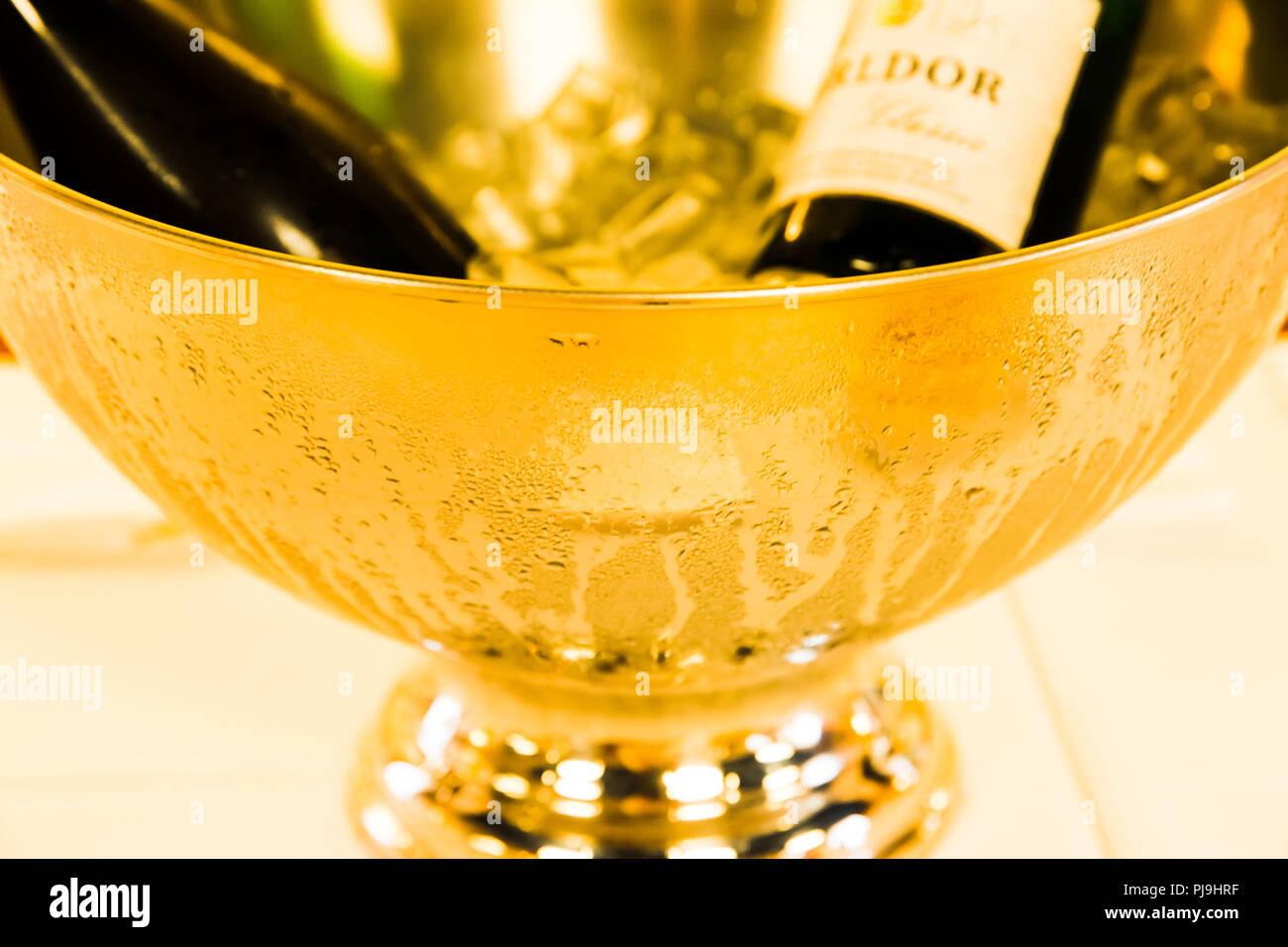 Golden in Acciaio Inox coppa di Champagne con gocce d'acqua Foto Stock
