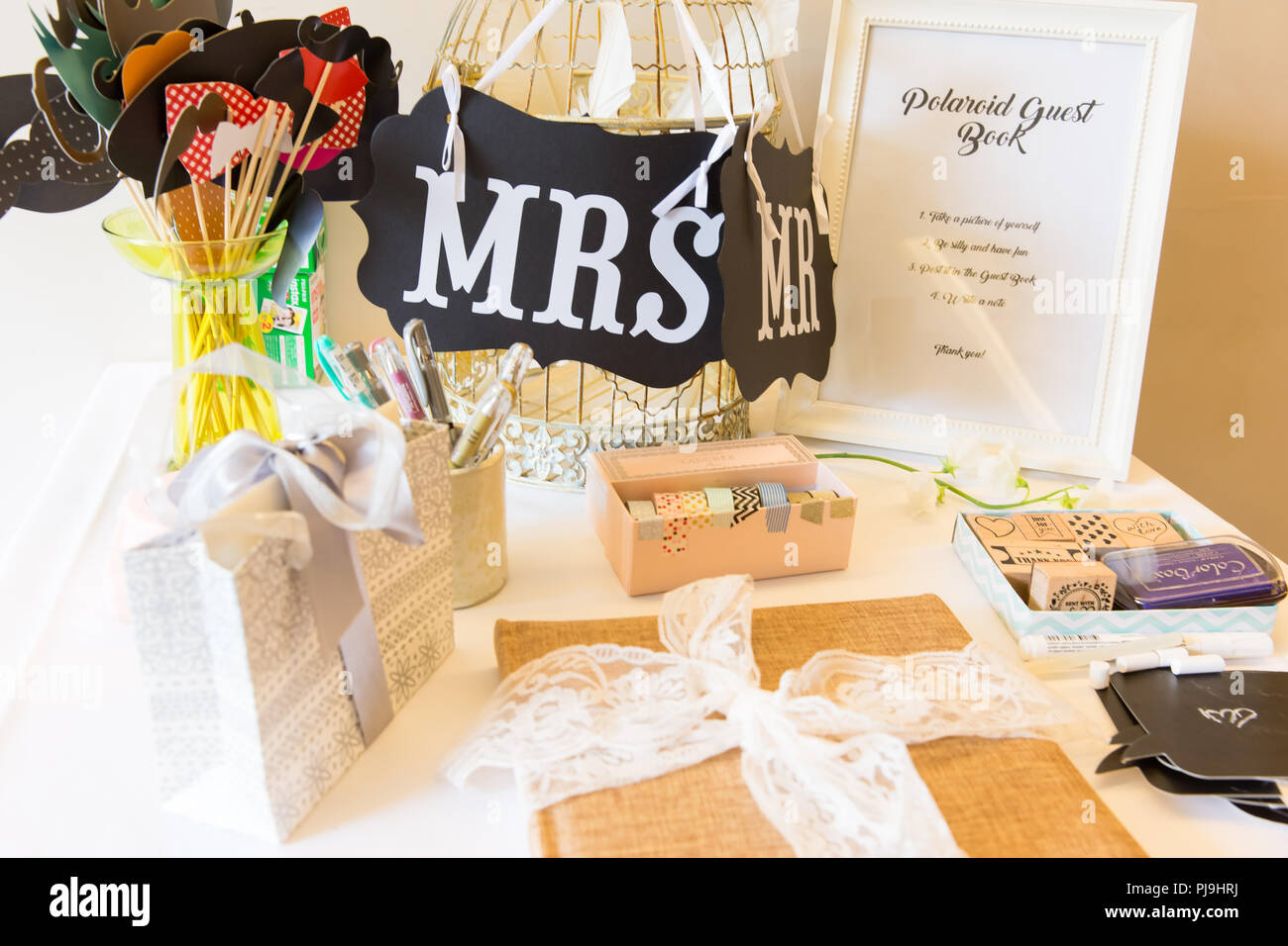 Mr & Mrs segni e Photo Booth accessori Foto Stock