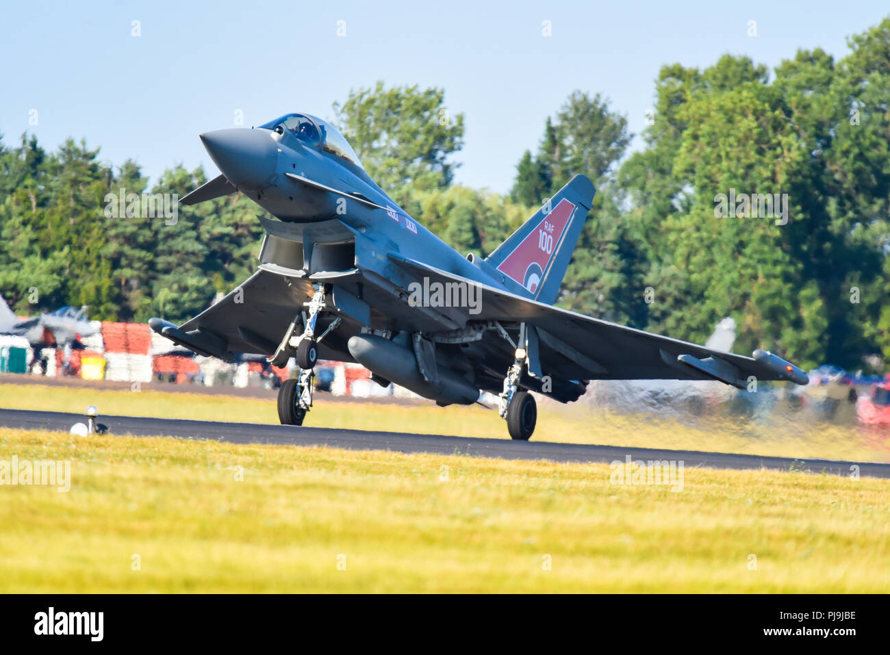 RAF Royal Air Force Eurofighter Typhoon FGR4 jet fighter con logo RAF100 atterra al Royal International Air Tattoo, RIAT, RAF Fairford Foto Stock