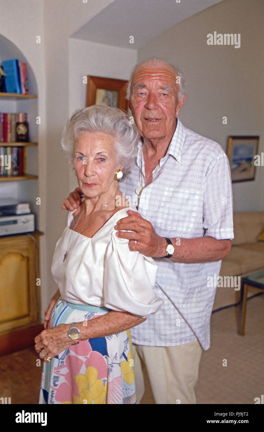 Prinz Bertil von Schweden mit Ehefrau Lillian im Urlaub in Sainte Maxime, Frankreich 1989. Il principe Bertil di Svezia in vacanza con sua moglie Lillian a Sainte Maxime, Francia, 1989. Foto Stock